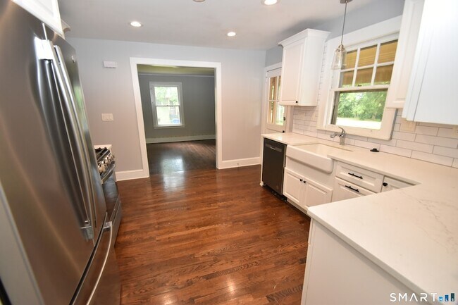 Building Photo - 880 S Quaker Ln