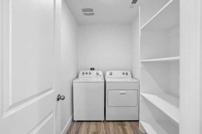 Building Photo - MOVE IN READY! 3 Bedroom townhome in long valley!