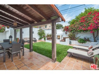 Building Photo - 9031 Rosewood Ave