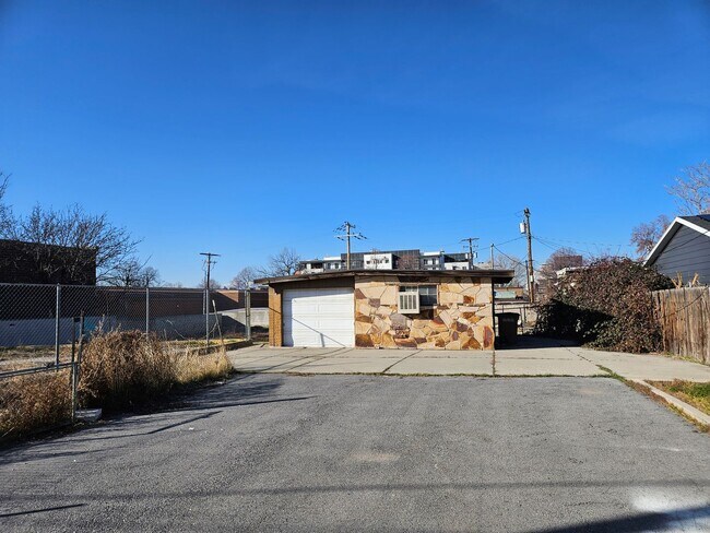 Building Photo - 316-317 S Vincent Ct