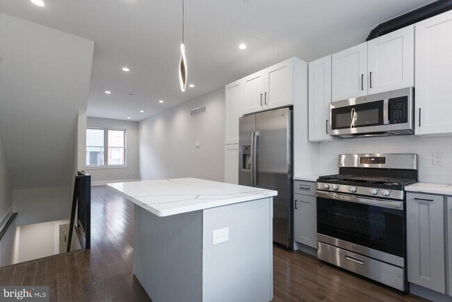 Primary Photo - 2722 Latona St