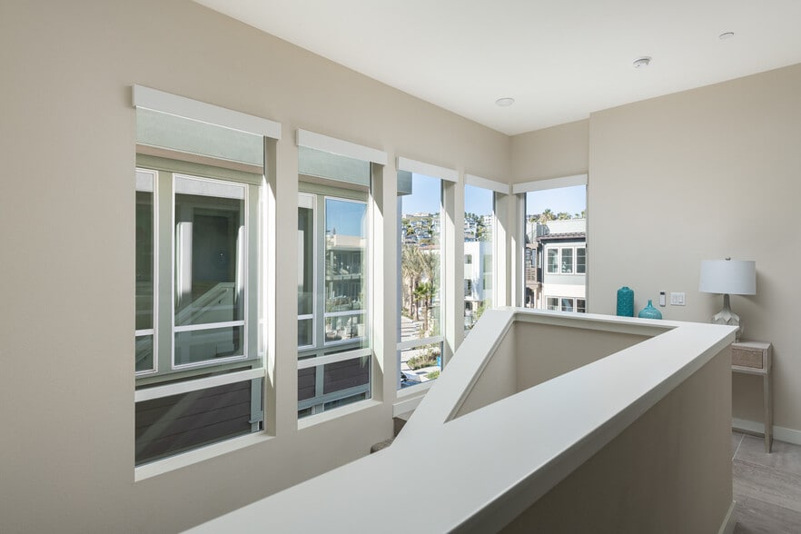 Building Photo - 2662 Doheny Way