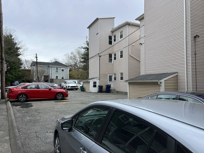 Building Photo - 2 Sherman St