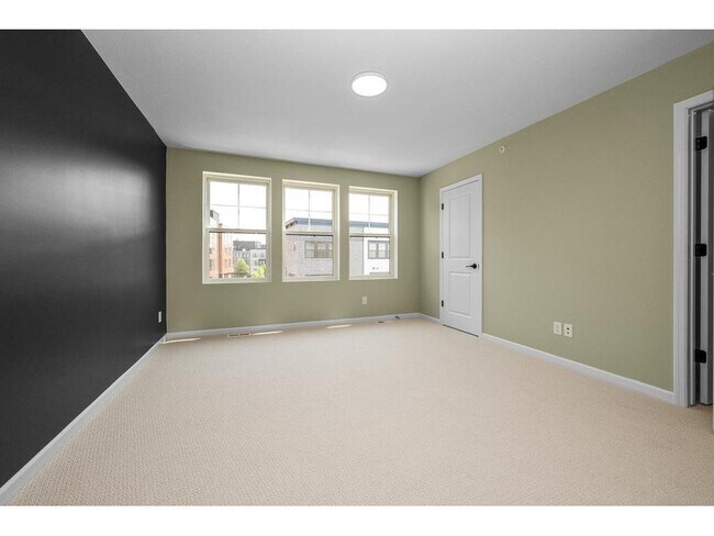 Building Photo - 848 S Woodlawn Ave