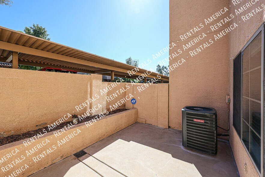 Building Photo - 1426 E Grovers Ave