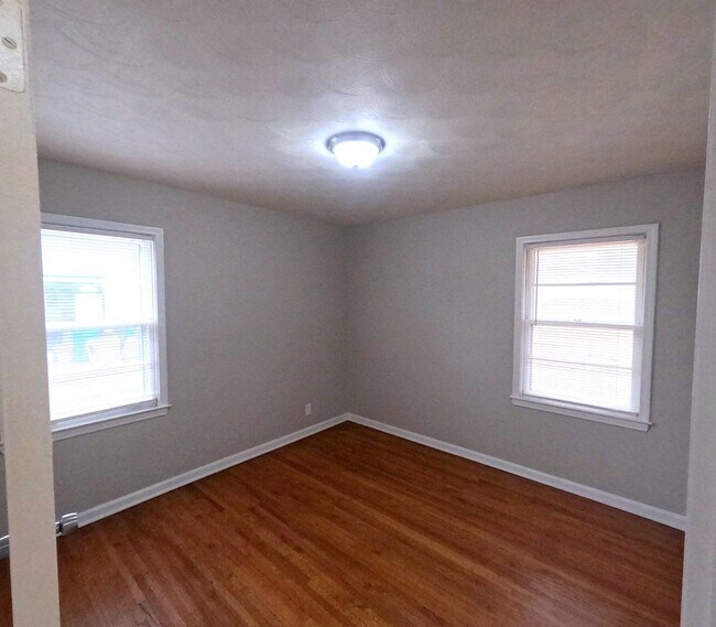 Building Photo - Renovated 4 Bed 1 Bath