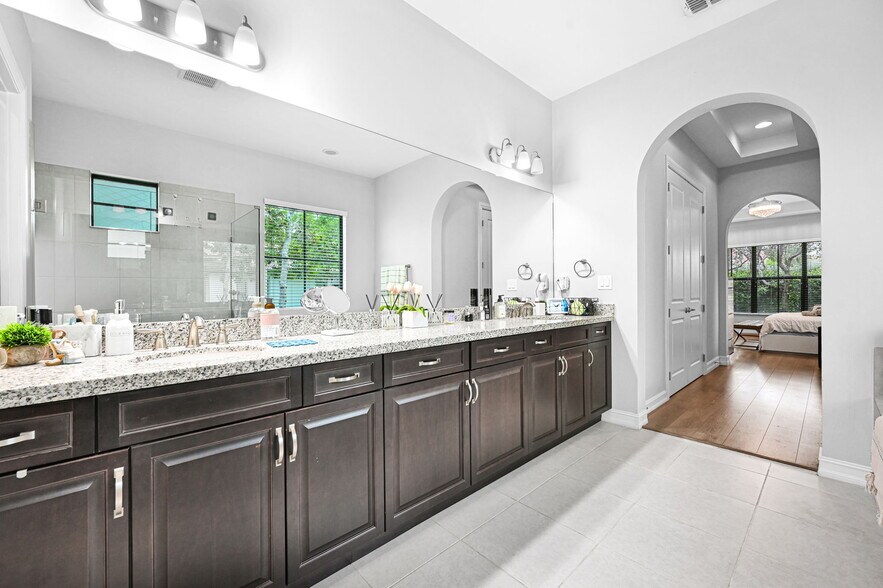 Building Photo - 8855 Watercrest Cir W
