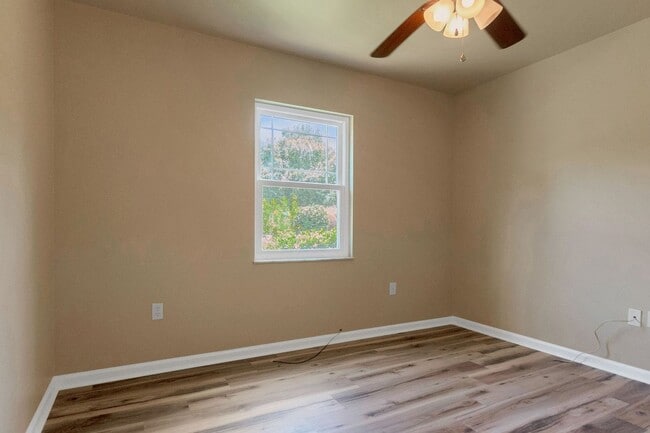 Building Photo - Charming 3BR Ranch Style Home on Quiet Cut...