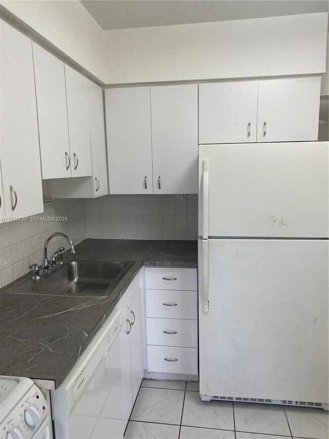 Building Photo - 250 NE 41st St