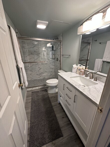 Hall Bath - 700 Snowberry Ln