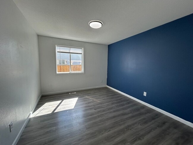 Building Photo - AVAILABLE NOW!! 3bd/2ba FANTASTIC Dead End Street - HUGE MASTER SUITE!