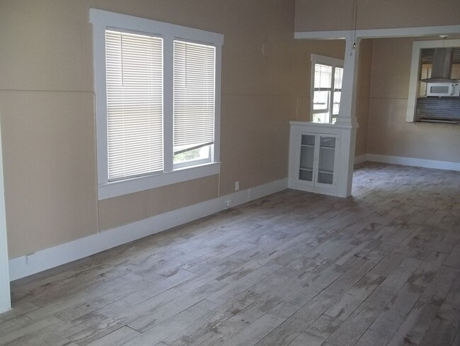 Building Photo - 190 Live Oak Ave