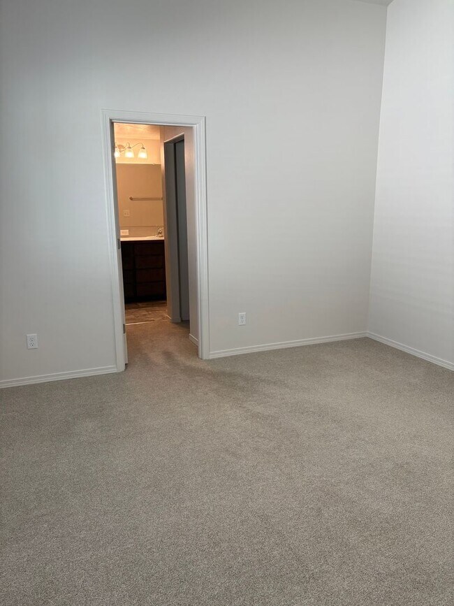 Building Photo - 1/2 Off Deposit!! Newer Construction in Ma...
