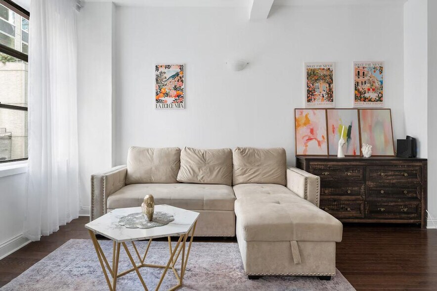 Building Photo - 132 E 45th St