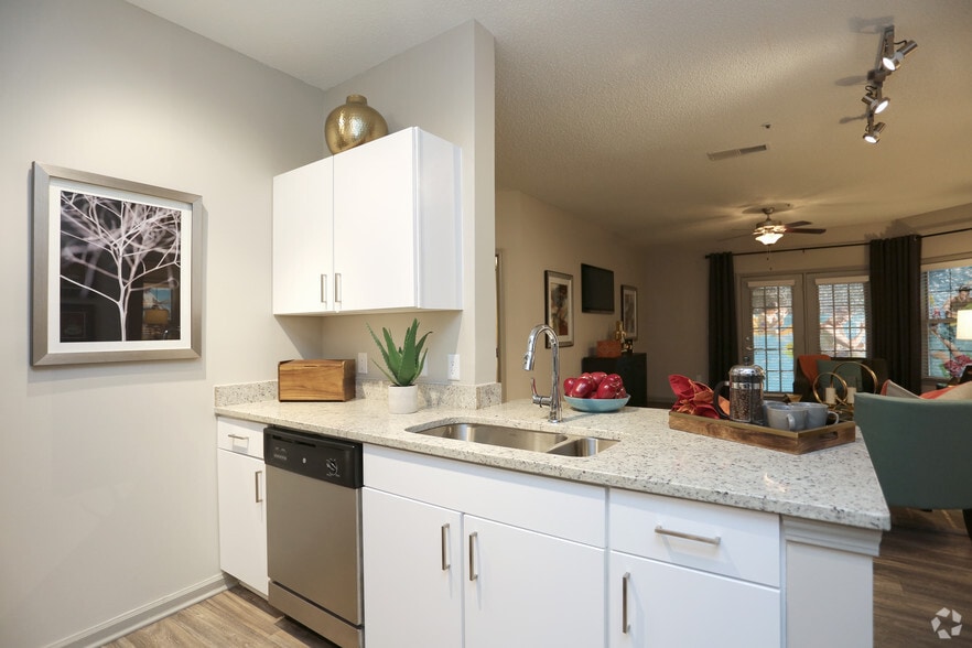 Interior Photo - 1000 Spalding