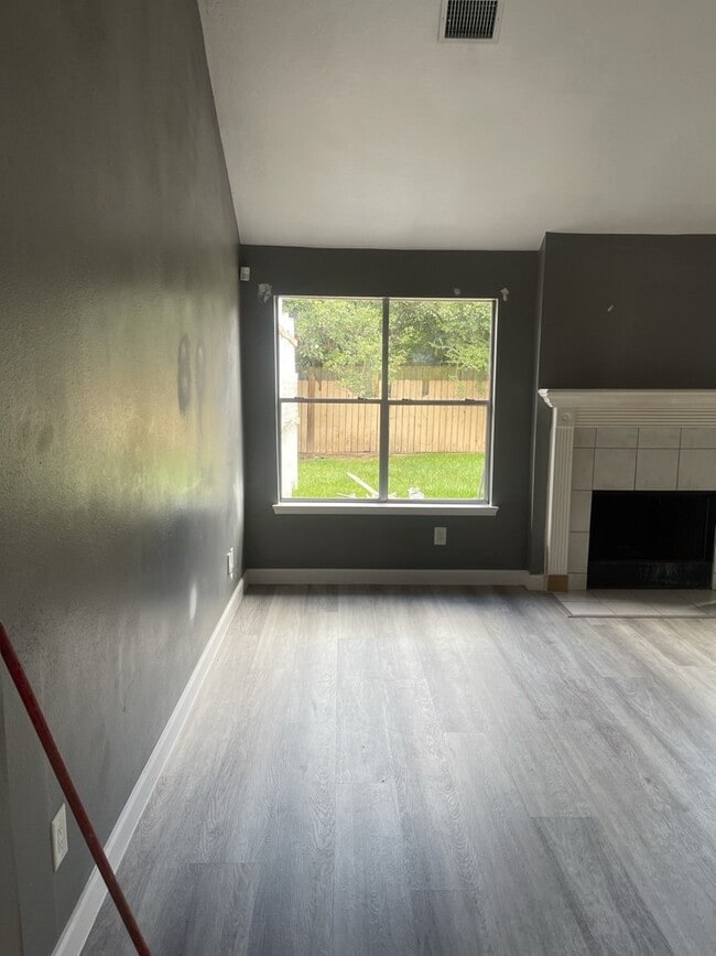 Building Photo - 723 N Vista Dr
