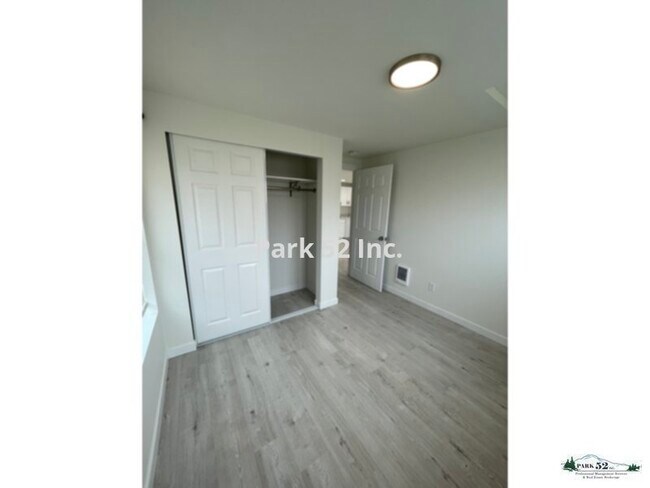 Building Photo - 6417 N Pine St