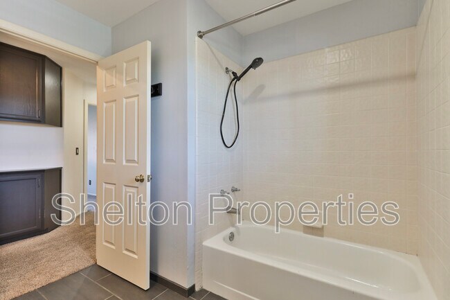 Building Photo - 2708 E Leonora St