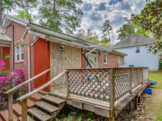 Building Photo - 220 Rivoli Rd