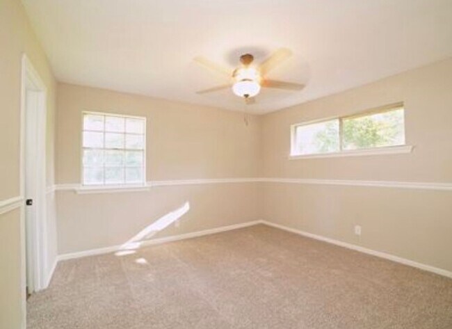 Building Photo - Move In Ready with Fenced Yard!