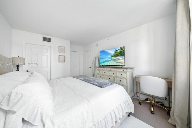 Building Photo - 1155 Brickell Bay Dr