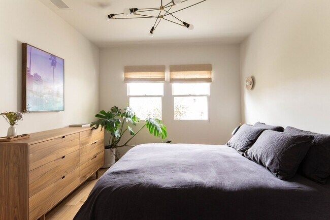 Building Photo - 1 Bed / 1 Bath Bungalow - 2 Blocks from the beach in Santa Monica