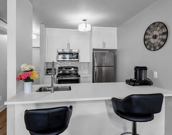 Building Photo - 831 S Flores St