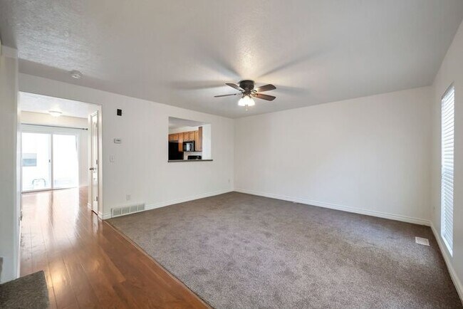 Building Photo - Awesome Townhome in Iverness Square in Murray