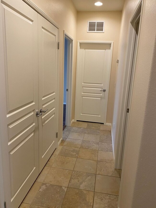 Building Photo - 3 BEDROOM VICTORVILLE HOME