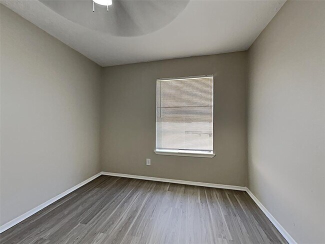 Building Photo - 8615 Riverside Walk Ln