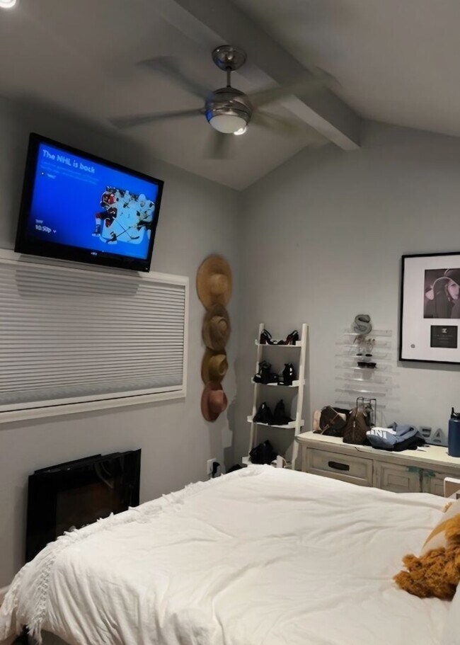 Building Photo - Gorgeous Updated 2 Bedroom, 2 bath Condo with 1 car garage For Rent in Pleasanton.
