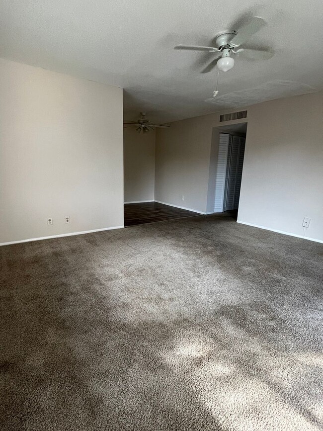 Building Photo - Nice 2 Bed 1 Bath, Unit Located in Quiet S...