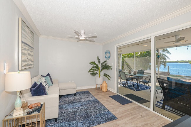 Building Photo - 110 SW Hideaway Pl