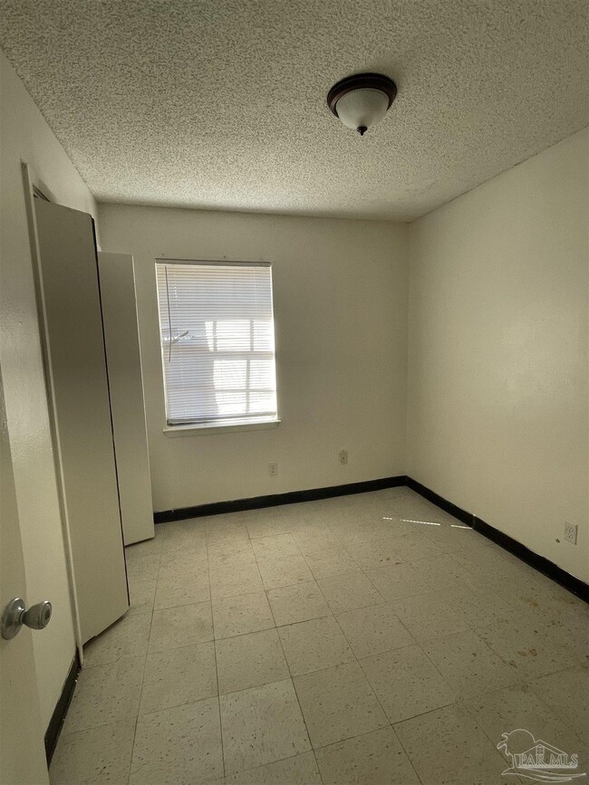 Building Photo - 1121 Lake Dr
