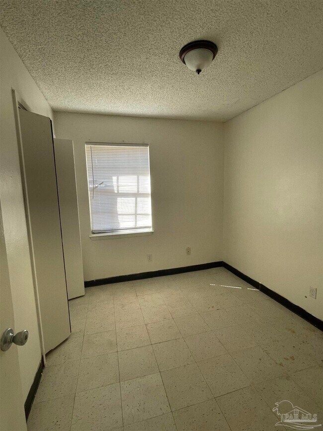 Building Photo - 1121 Lake Dr