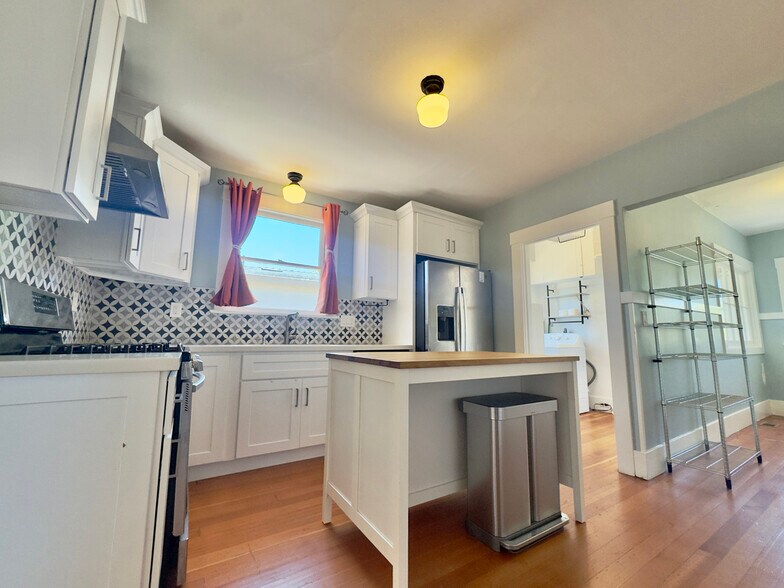 Building Photo - 2309 Derby St