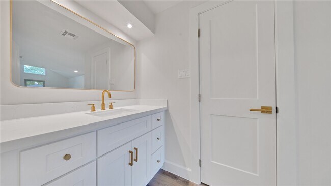 Building Photo - 2407 Bradford Dr