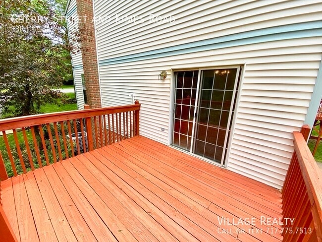 Building Photo - 225 Cherry St