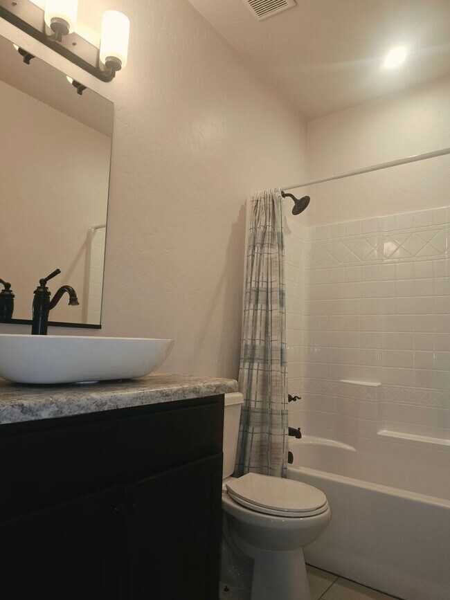 Building Photo - 585 Ravenna Ct