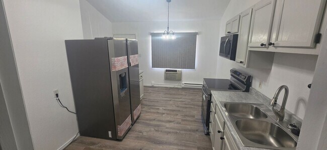 Building Photo - 1705 Oakshire Ln