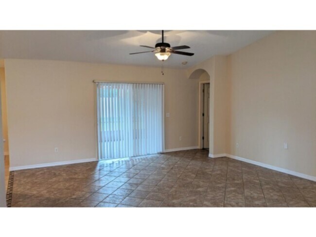 Building Photo - Check this one out!  Open Split Spacious House in Palm Coast, FL!