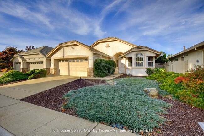 Building Photo - Welcome to Your Dream 55+ Oasis in Sun City Roseville!
