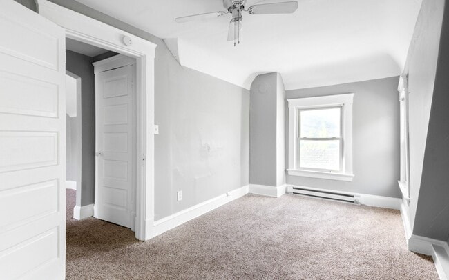 Building Photo - 1261 E 99th St