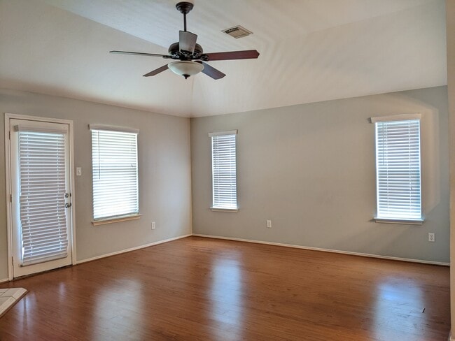 Building Photo - 122 Brazos Gardens Dr