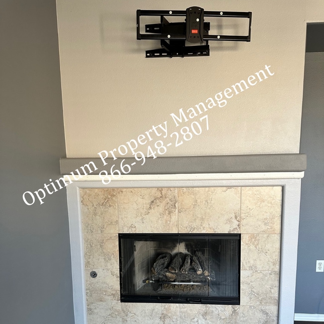 Building Photo - Modern Elegance and Comfort!