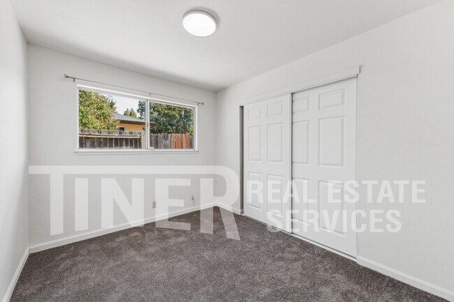 Building Photo - 4812 Robert Frost Way