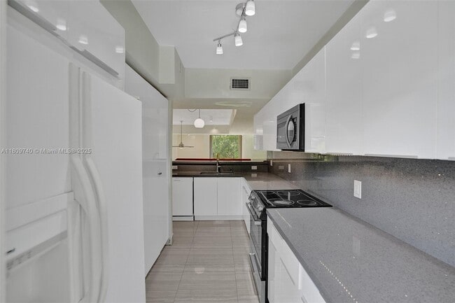 Building Photo - 2529 NE 135th St