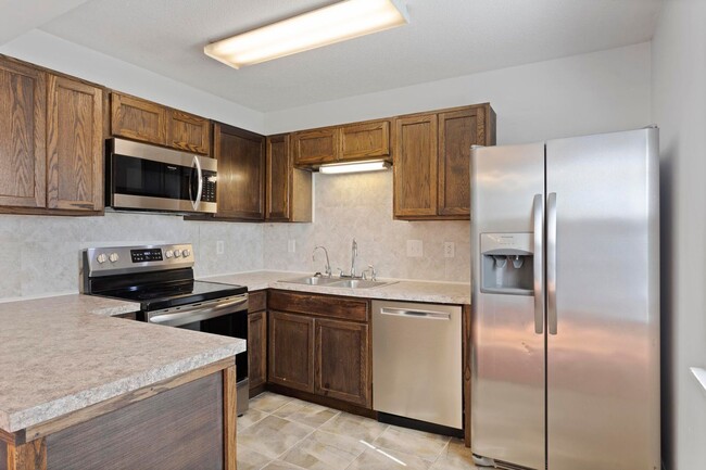 Building Photo - 3 bedroom with garage available in June!