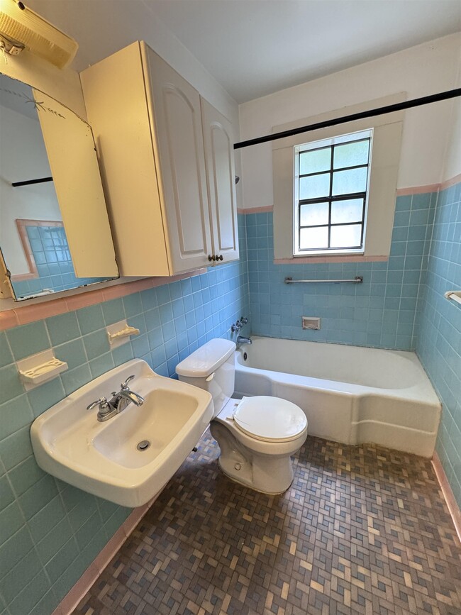 Building Photo - 819 N Forest Dr
