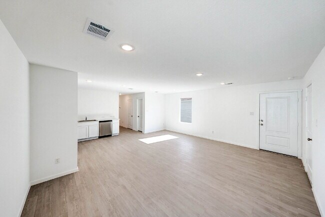 Building Photo - 1 MONTH FREE RENT WITH 18 - 24 MONTH LEASE!!! AVAILABLE THROUGH MAY ONLY! INTERNET INCLUDED!